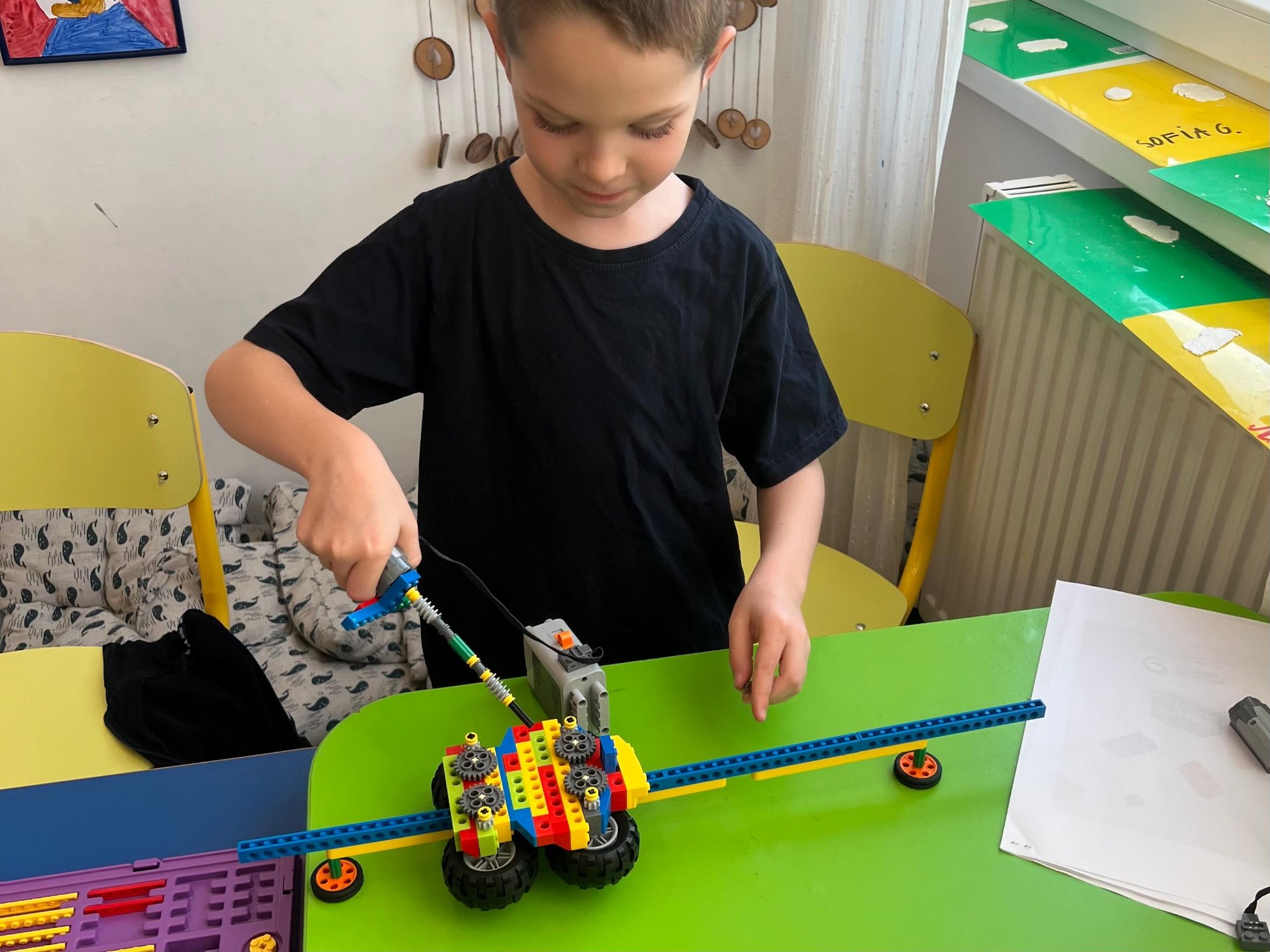 Copil construind robot motorizat