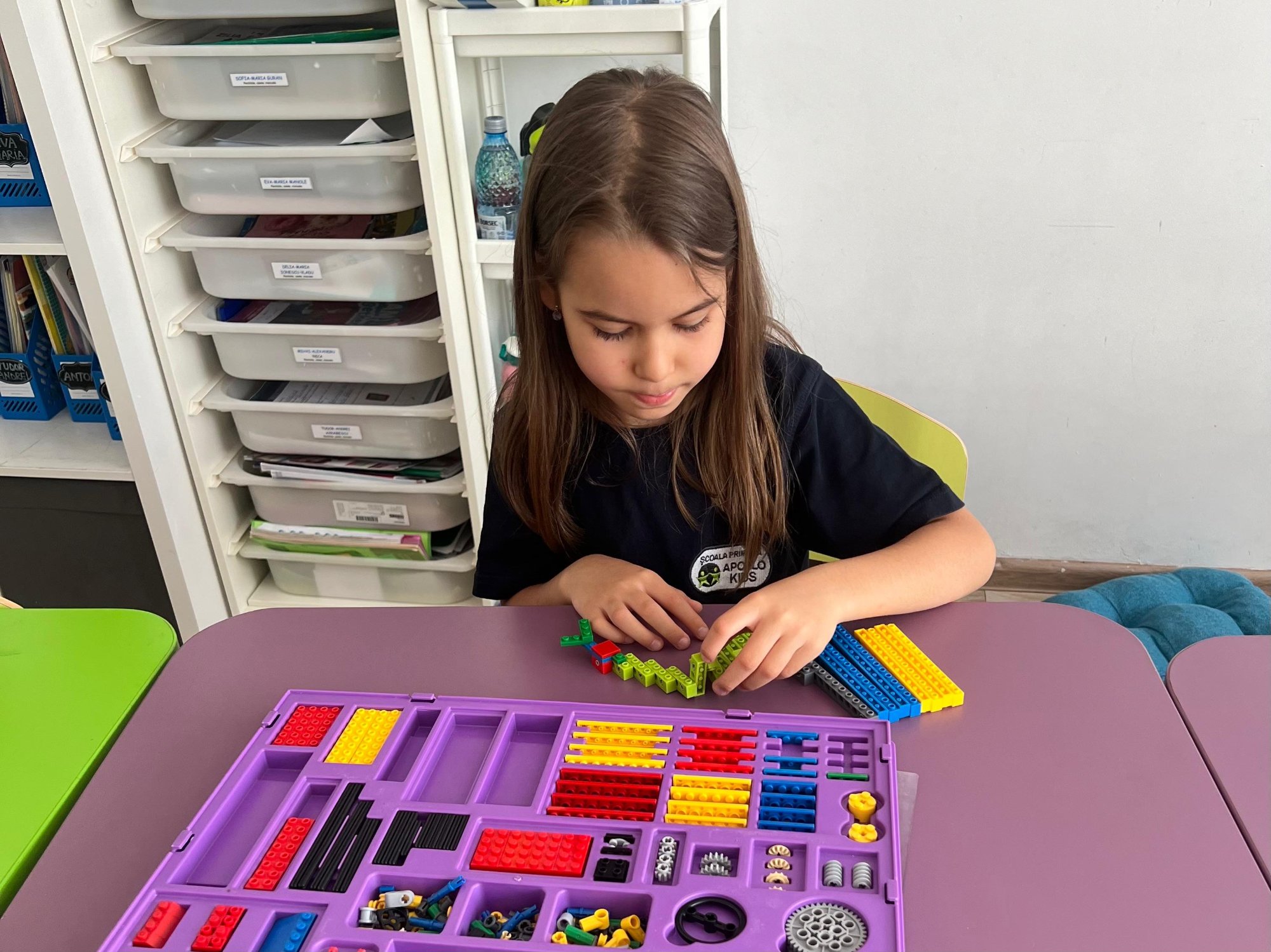 Fetiță asamblând piese LEGO